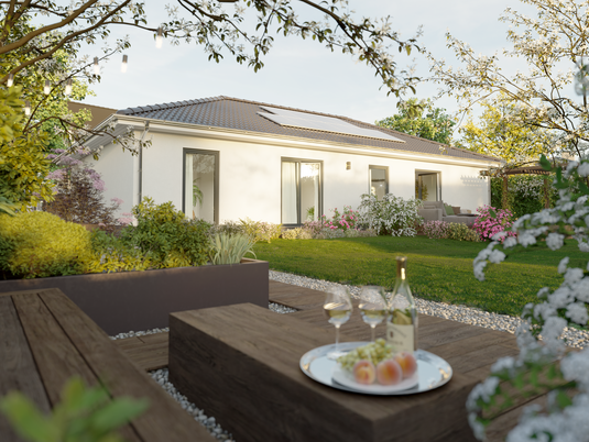 Rückansicht des ERA 131 mit Terrasse, Gartenmöbeln und bodentiefen Fenstern – moderner Bungalow im Grünen