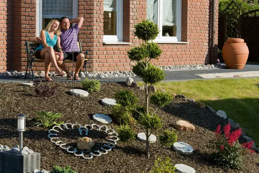 klinker-klinkerriehmchen-fassade-wand-haus-15 Paar im Garten