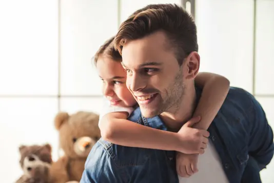 Haus-Familie-Wohnen-Serie-12-31 Vater und Tochter freuen sich über Ihr schlüsselfertiges Haus.