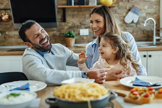 Haus-Familie-Wohnen-Serie-32-01 Glückliche Eltern mit ihrem Kind