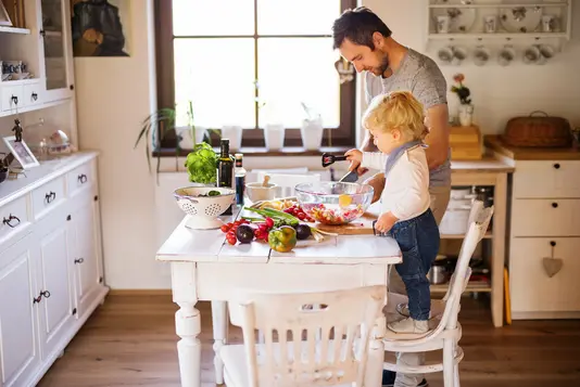 shutterstock_768926491 Familie in der Küche