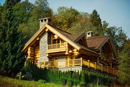 Blockhaus aus Rundbohlen im Wald