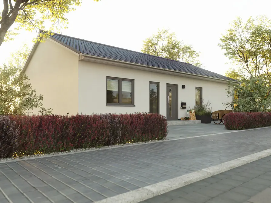Bungalow 100 – kompakter Massivhausklassiker mit barrierefreiem Eingang Frontansicht des Bungalow 100 mit harmonischer Fassadengestaltung, bodengleichem Eingang und umrahmender Bepflanzung.