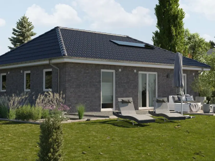 Der Bungalow 92 in der Variante Klinker Nr. 3 und Dach in Anthrazit mit Blick auf den Garten und Terrasse
