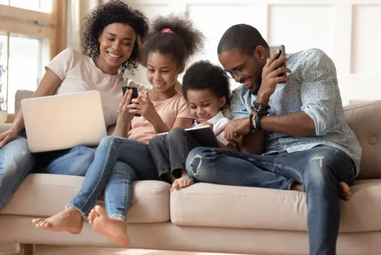 Haus-Familie-Wohnen-Umzug-mit-Kindern-Serie-33-21 Familie auf Couch
