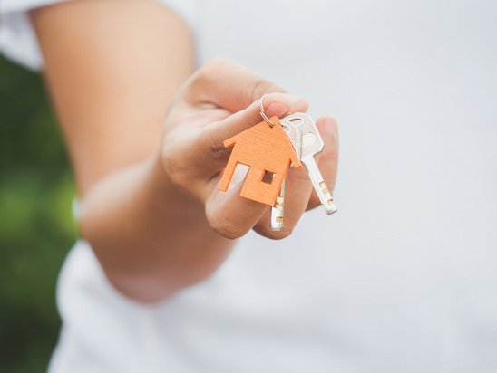 menschen-gemischt-haus-schluessel-halten