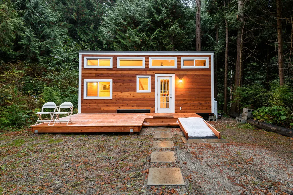 Kleines hölzernes Tiny Haus im Wald.